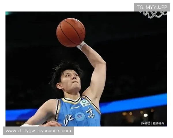 独臂男孩CBA开球足球:独臂男孩CBA足球开球感人瞬间 独臂男孩CBA开球足球:独臂男孩CBA足球开球感人瞬间